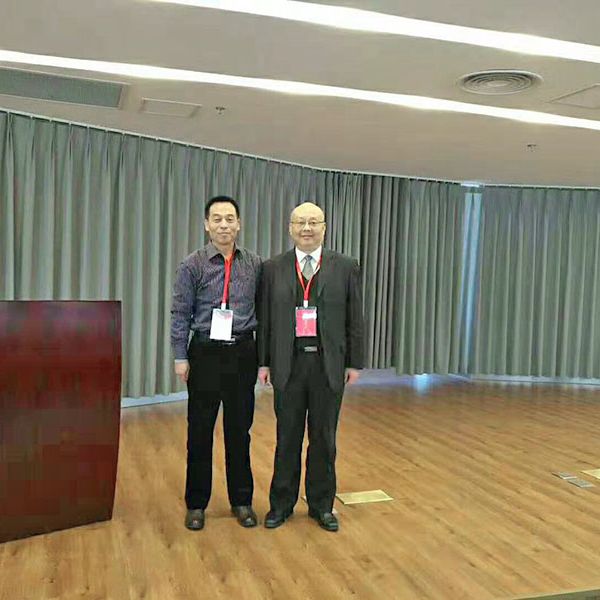 公司郝總工與中國(guó)化工協(xié)會(huì)秘書(shū)長(zhǎng)在全國(guó)油氣回收技術(shù)交流大會(huì)現(xiàn)場(chǎng)