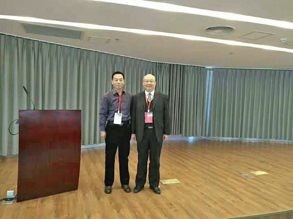 公司郝總工與中國化工協(xié)會(huì)秘書長在全國油氣回收技術(shù)交流大會(huì)現(xiàn)場