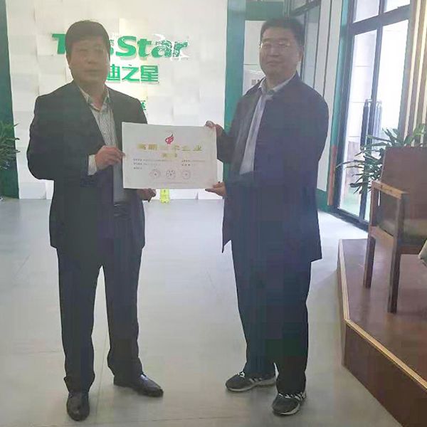 菏澤高新區(qū)科技局局長(zhǎng)張宇同志向公司頒發(fā)高新企業(yè)證書(shū) 