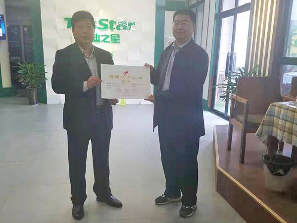 菏澤高新區(qū)科技局局長張宇同志向公司頒發(fā)高新企業(yè)證書 